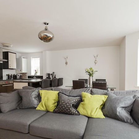 Stunning Contemporary Apartment - Free Parking - 5 Minute Walk To The Beach - Great Location - Fast Wifi - Smart Tv With Netflix Included - Contractor Friendly - Perfect For Short And Long Stays Bournemouth Bagian luar foto
