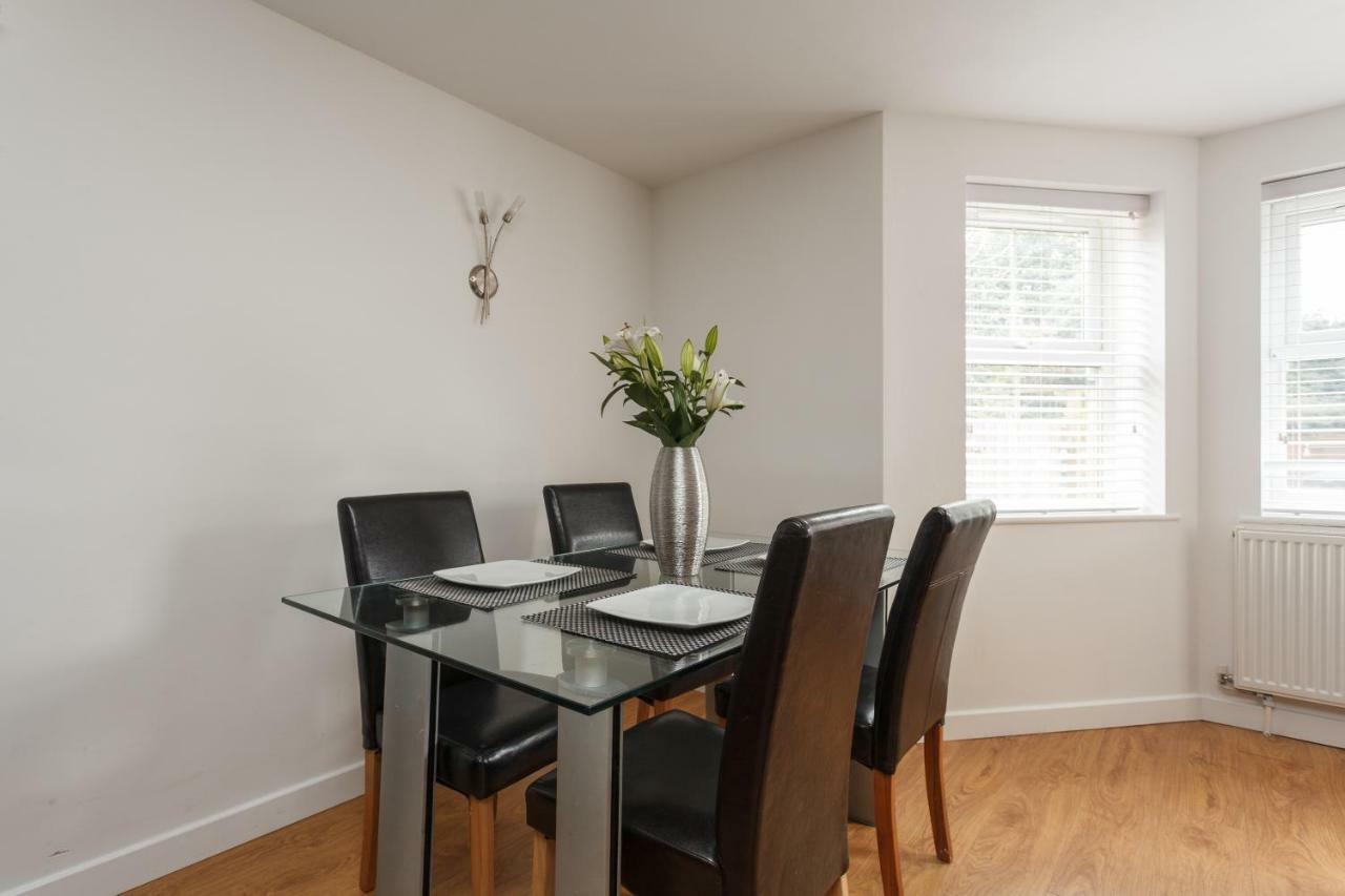 Stunning Contemporary Apartment - Free Parking - 5 Minute Walk To The Beach - Great Location - Fast Wifi - Smart Tv With Netflix Included - Contractor Friendly - Perfect For Short And Long Stays Bournemouth Bagian luar foto