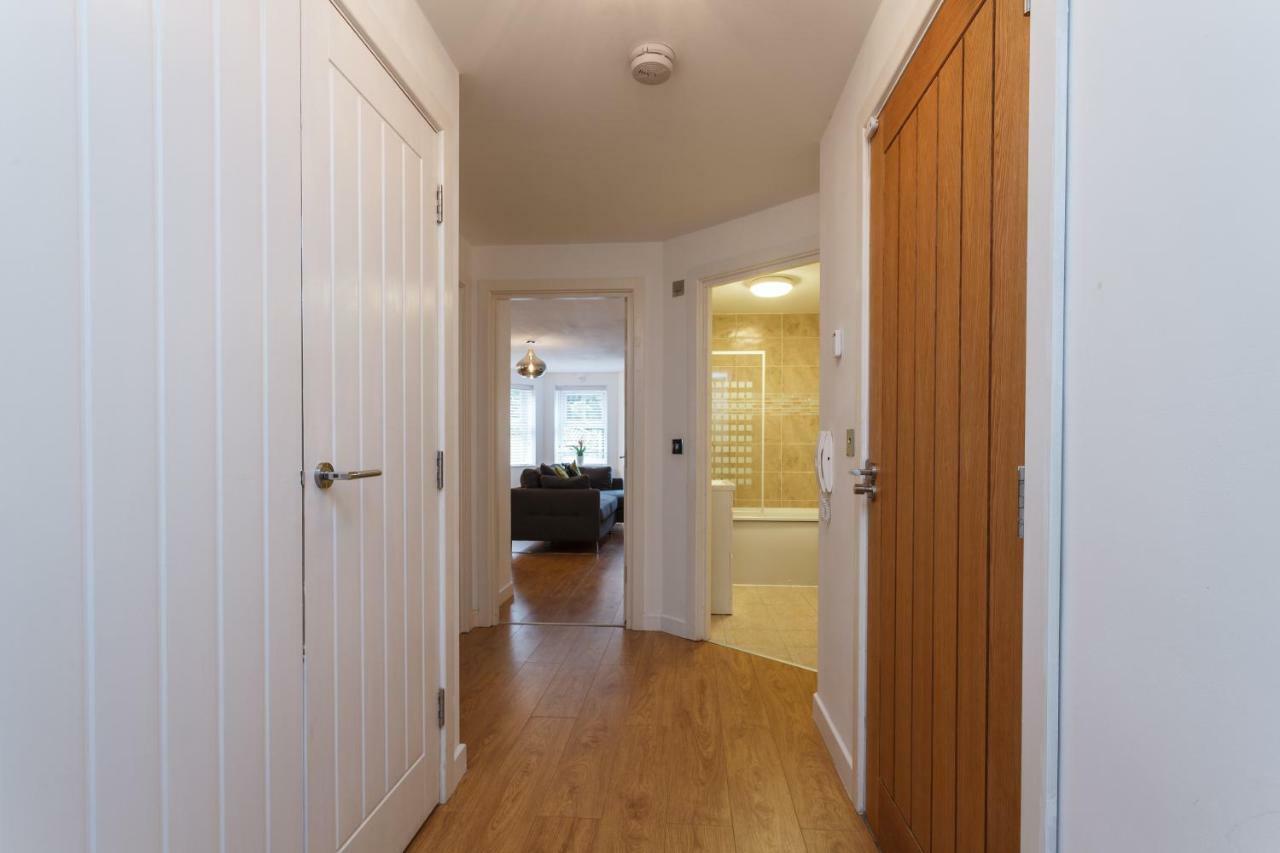 Stunning Contemporary Apartment - Free Parking - 5 Minute Walk To The Beach - Great Location - Fast Wifi - Smart Tv With Netflix Included - Contractor Friendly - Perfect For Short And Long Stays Bournemouth Bagian luar foto