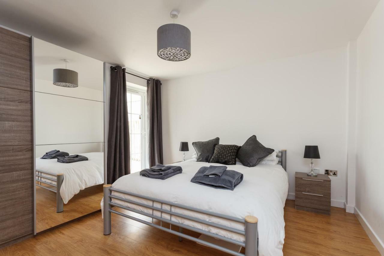 Stunning Contemporary Apartment - Free Parking - 5 Minute Walk To The Beach - Great Location - Fast Wifi - Smart Tv With Netflix Included - Contractor Friendly - Perfect For Short And Long Stays Bournemouth Bagian luar foto