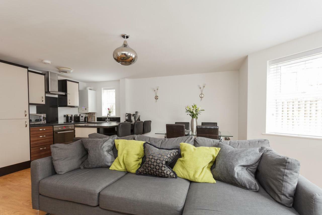 Stunning Contemporary Apartment - Free Parking - 5 Minute Walk To The Beach - Great Location - Fast Wifi - Smart Tv With Netflix Included - Contractor Friendly - Perfect For Short And Long Stays Bournemouth Bagian luar foto